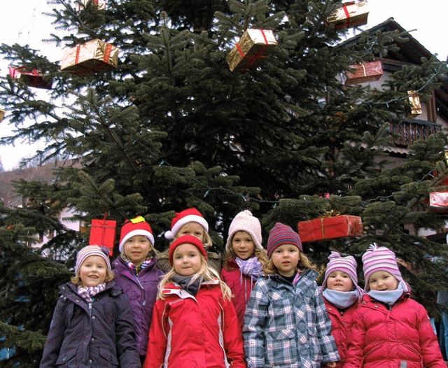 Viele Mambacher Kinder halfen beim Baumschmcken.   | Foto: Kristin Fritz