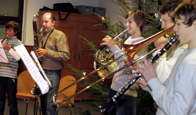 Manfred Wernert und  seine vier Shne ...Jonas treten als Blserquintett auf.    | Foto: Heidi Fssel
