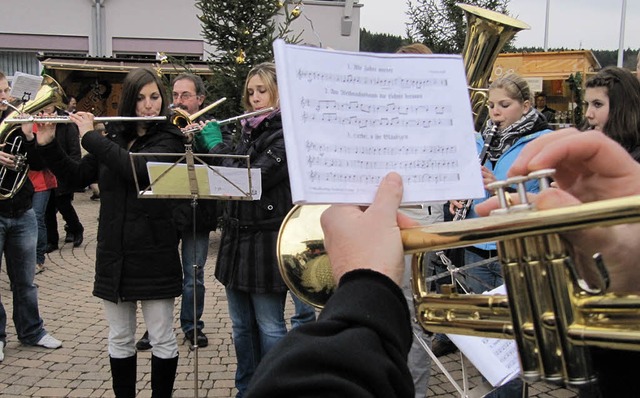 Von Zeit zu Zeit spielten die beiden B...wander Rathaus  noch stimmungsvoller.   | Foto: Susanne Filz