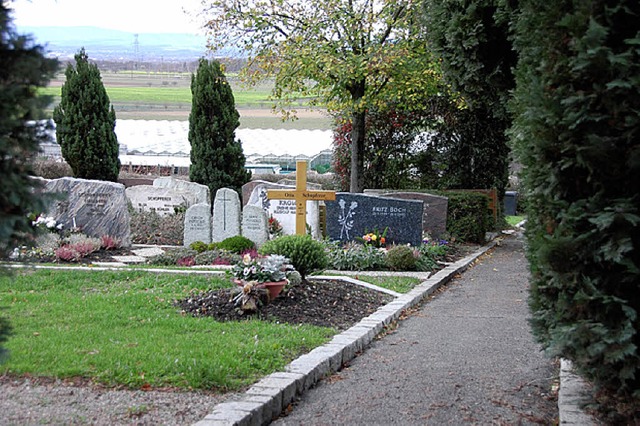 Die neue Fischinger Friedhofssatzung regelt auch, wie  Wege zu befahren sind.   | Foto: Frey