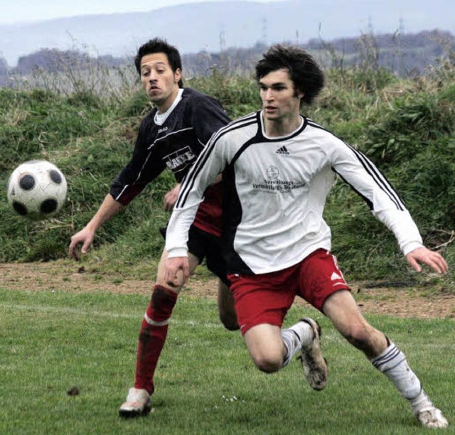 Der Dachsberger Magnus Schaub (rechts)...er Carlo Lo Voi sicher mit 4:0 durch.   | Foto: Michael Neubert