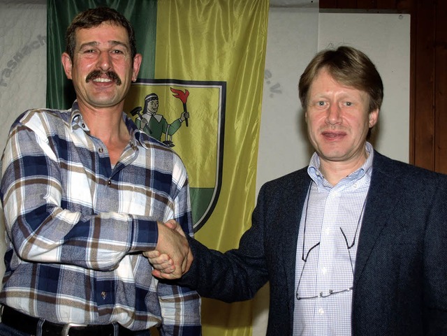 Brgermeister Andreas Wiener gratulie...m Mitarbeiter des Jahres Heinz Siebold  | Foto: Karin Stckl-Steinebrunner