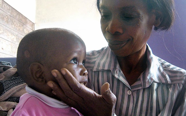 Der zweijhrige Kevin mit seiner Pflegemutter Maggie Otieno   | Foto: dpa