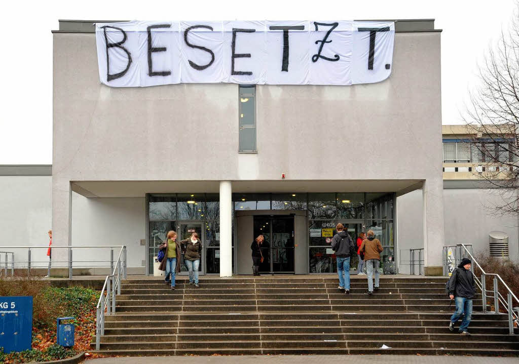 Studierende der PH Freiburg protestieren gegen die Bildungspolitik und haben die Hochschule besetzt.