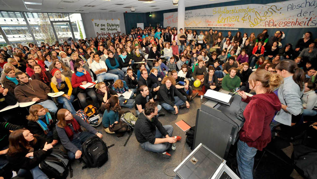 Studierende der PH Freiburg protestieren gegen die Bildungspolitik und haben die Hochschule besetzt.