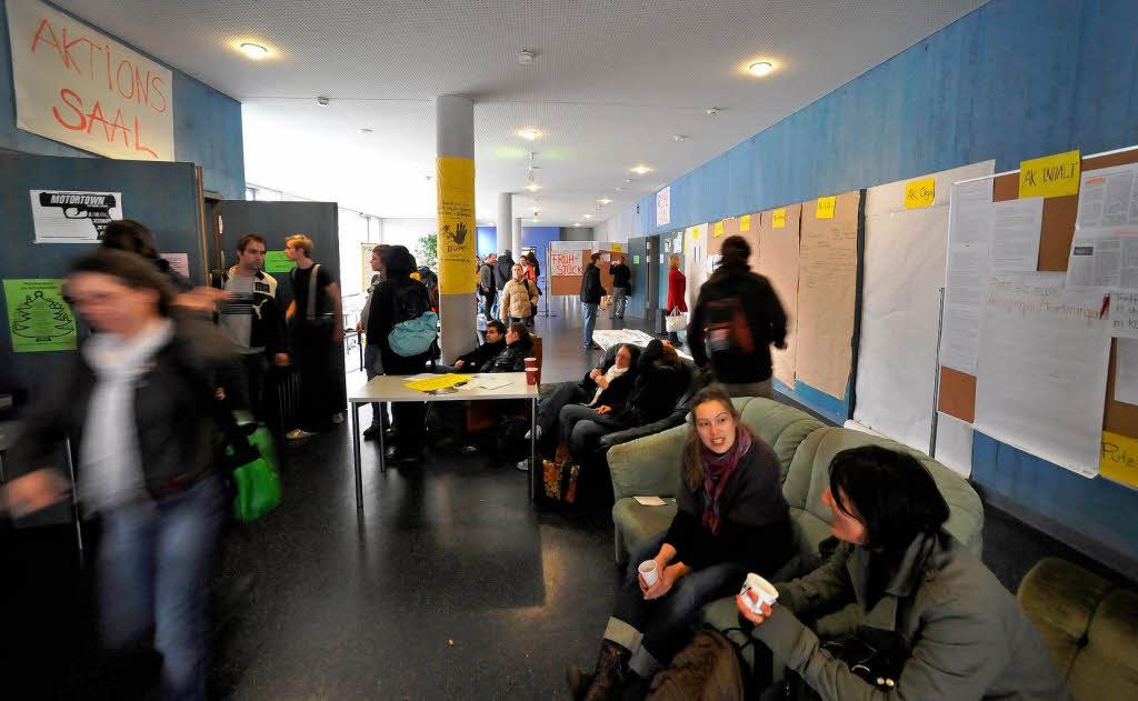 Studierende der PH Freiburg protestieren gegen die Bildungspolitik und haben die Hochschule besetzt.