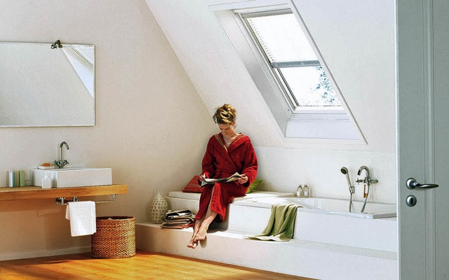 Reizvoll:  Badewanne,  direkt unter einem groen Dachfenster platziert  | Foto: Velux/tmn