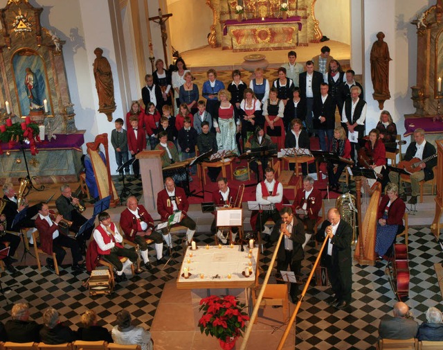 Alpenlndische Musik in der St. Vitus ...der musikalische Leiter des Konzerts.   | Foto: Kopp
