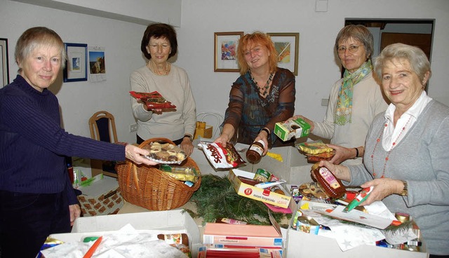 51 Weihnachtspckchen  haben die Ehren...schen Zeitung fr Bedrftige gepackt.   | Foto: Susanne Mller