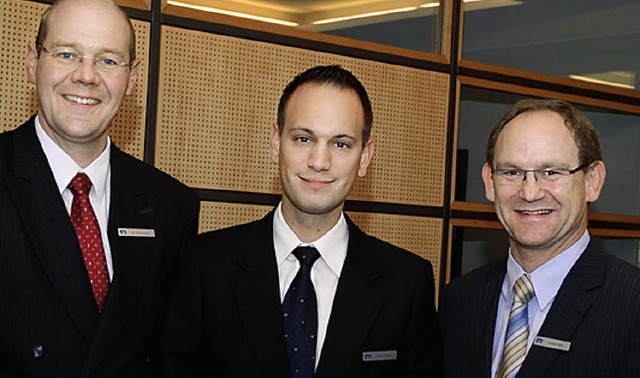 Volksbank-Vorstand Ulf Bleckmann,  Pat...Markt Weil, Andreas Rhle (von links)   | Foto: bz