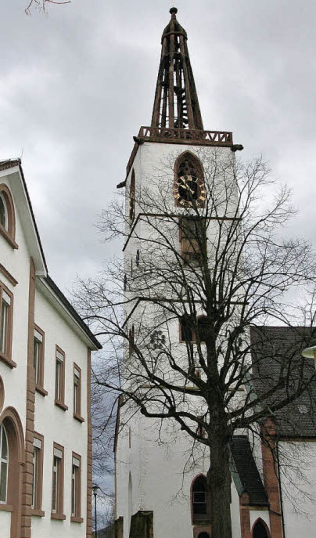 Mehr als 700 Jahre als ist der Turm der  Denzlinger Georgskirche.  | Foto: Frank Kiefer