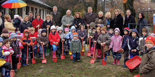 Selbst Hand an die Spaten gelegt haben...nn fr den Schliengener Kindergarten.   | Foto: Bhm