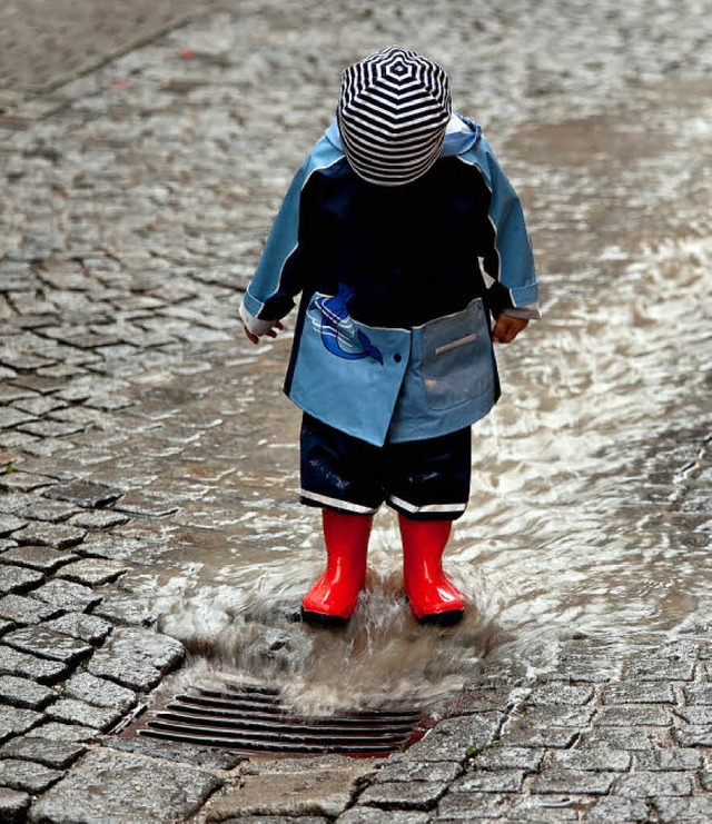 Starke Regenflle mgen Kinder in Freu... ein Stauraumkanal Abhilfe schaffen.    | Foto: Fotolia