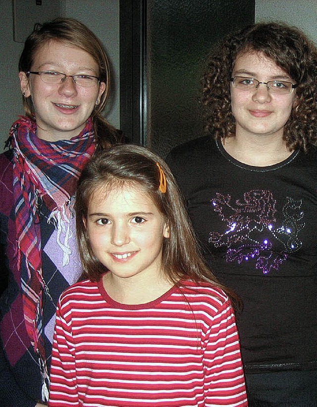 Jasmin Holderied, Gianna Trupp und  Le...alische Umrahmung des Adventskaffees.   | Foto: winer