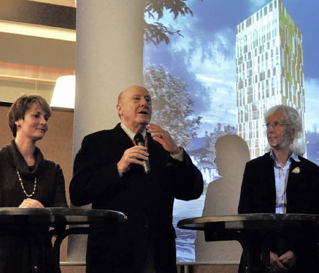 Karin Kupka, Manfred Tnnes und  Gudru...ktion des geplanten Hotel-Hochhauses.   | Foto: Barbara Ruda