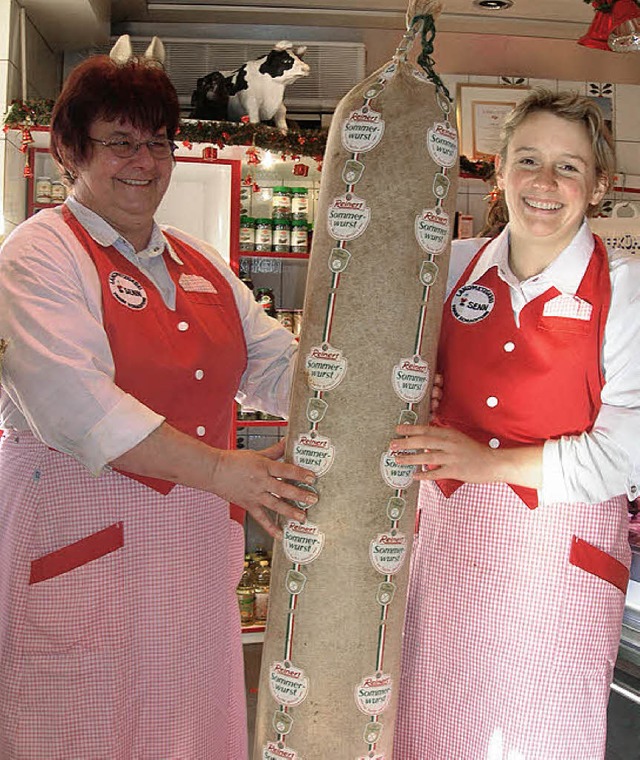 Gudrun Kollert und Stefanie Kammller ...er Riesensalami mchtig zu schleppen.   | Foto: BZ/BBO