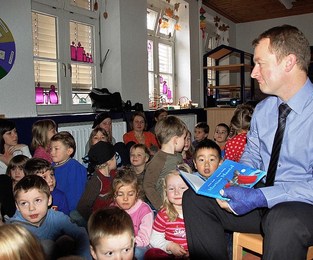 Ulrich   Lusche   las    Schopfheimer  Kindern   vor.   | Foto: Tolsdorf