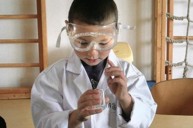 Kinder schlüpfen in die Rolle von Forschern