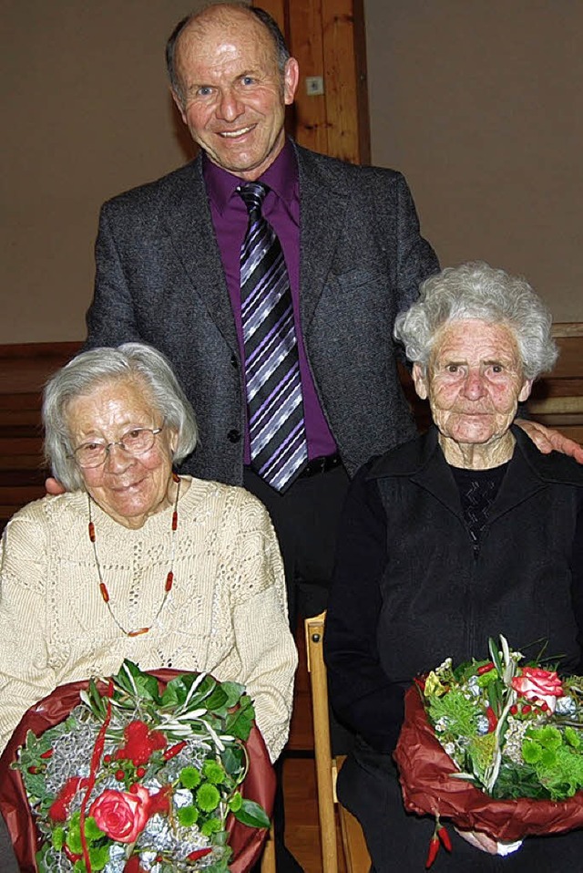 Ortsvorsteher Sillmann ehrte die beide...ert (97) und Margarete Hauptmann (92).  | Foto: Helga Oswald
