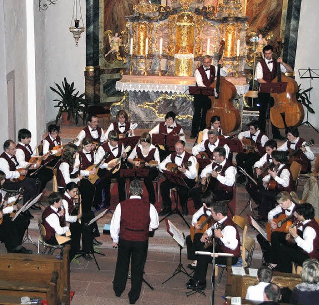 Das Mandolinen- und Gitarrenorchester ...Pfarrkirche St. Petronilla  in Aktion   | Foto: Roland Vitt