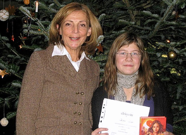 Siegerin  Chiara Schiller, zusammen mit Deutschlehrerin Hildegard Reuter-Bach  | Foto: Monika beha