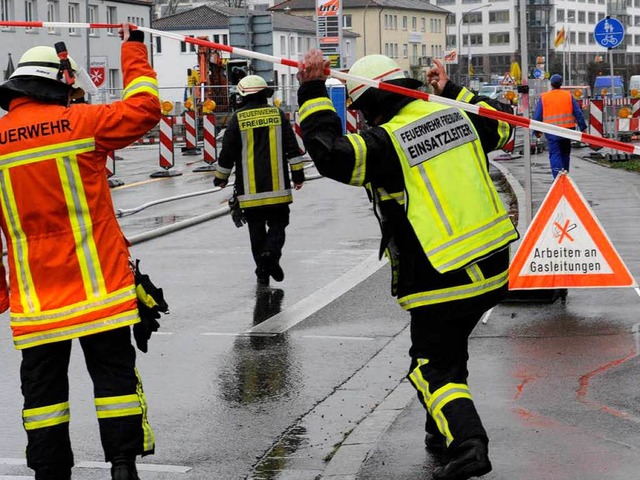 Laut Einsatzbericht   war die Feuerweh...25 Mann und sieben Fahrzeugen vor Ort.  | Foto: Patrick Seeger