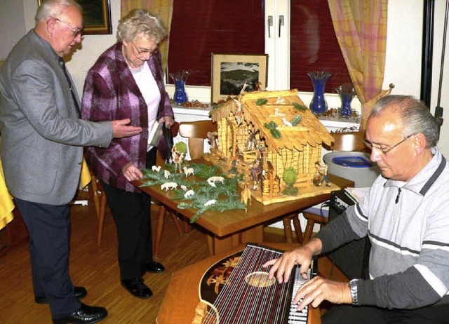 Lothar Tscheulin spielte Weihnachtlich...t gefertigte Krippe (im Hintergrund).   | Foto: Georg Diehl