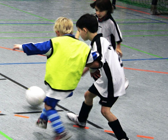 Bei den Jngsten   rollt der Ball wieder in der Halle.   | Foto: S.  Jost