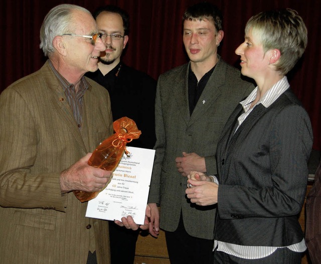 Erwin Viesel (links) ist seit 60 Jahre...ertretende Vorsitzende Florian Urban.   | Foto: Christian Ringwald