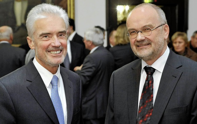Justizminister Ulrich Goll (links) fh...nten des Arbeitsgerichts Freiburg ein.  | Foto: thomas Kunz