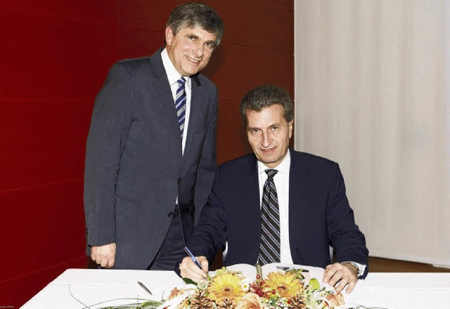 Ministerprsident Gnther Oettinger (r...sich ins Goldene Buch der Stadt ein.    | Foto: Jrger