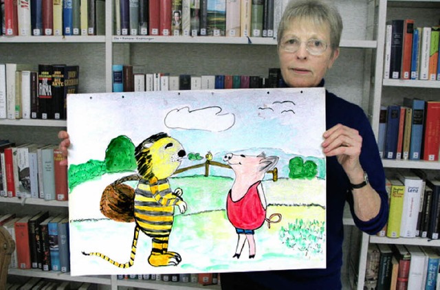 Ursula Uhl mit einer Janosch-Illustration.   | Foto: Bode