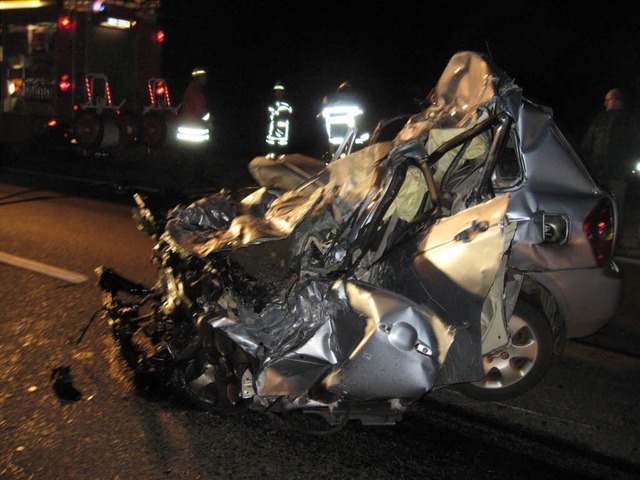 Der vllig zerstrte Wagen des 23-jhrigen Geisterfahrers.  | Foto: dpa