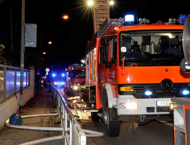 Nchtlicher Groeinsatz in der Freiburger Kronenstrae.  | Foto: Patrick Seeger