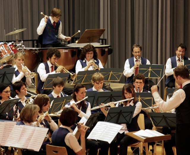 Der Musikverein Ebringen mit seinem Di...Philip Steffe beim Jahreskonzert 2009   | Foto: Silvia Faller