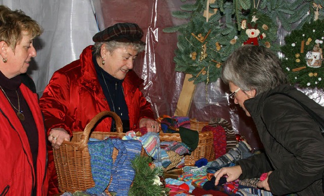 Auch Handarbeiten fr den Gabentisch u...it  finden sich beim Weihnachtsmarkt.   | Foto: Hans-Jrgen Hege