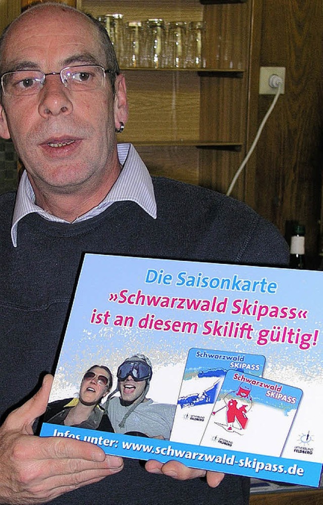 Mit dem Schwarzwald-Skipass kann auch ...ombach prsentierte ihn den Helfern.    | Foto: GERT BRICHTA