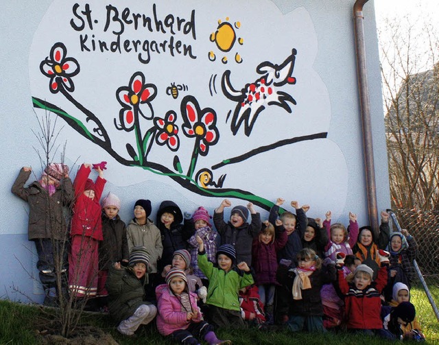 Die Kinder freuen sich ber das Ende d...eiten und den neuen, bunten Anstrich.   | Foto: Barbara Schmidt