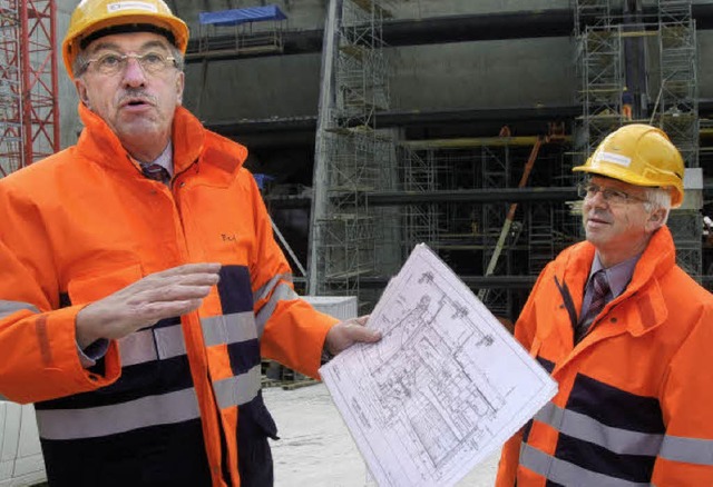 Die Leiter des Neubauprojekts Armin Fust und Helmut Reif vor der Turbinenkammer  | Foto: Ingrid Bhm-Jacob