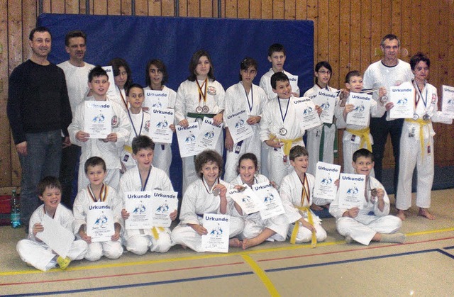 Das Schopfheimer Karate-Team der TSG h...nen einige beachtliche Platzierungen.   | Foto: Privat