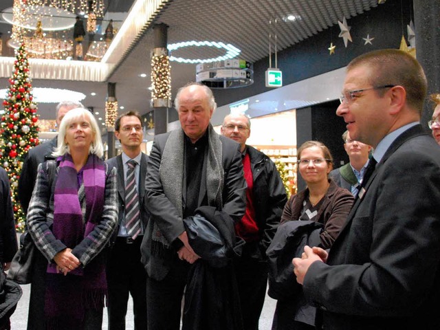 Manager Ernst Hofbauer (rechts) fhrte... das Stcki-Einkaufszentrum in Basel.   | Foto: Mink