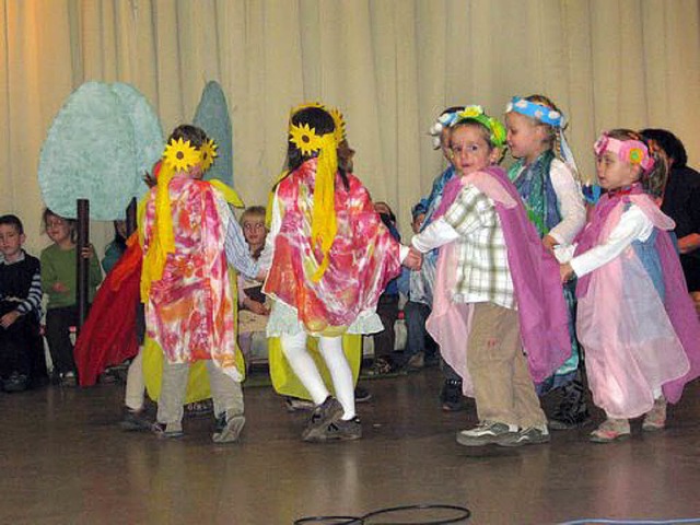 Egringer Kindergartenkinder  beim Tanz   | Foto: BZ