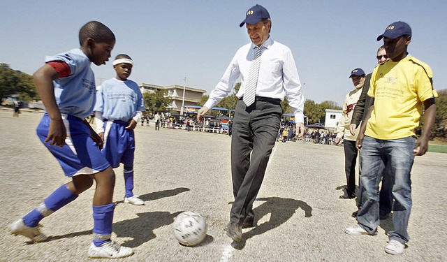 Bei diesem Kick Oettingers  2007 in S... Interesse der heimischen Wirtschaft.   | Foto: dpa