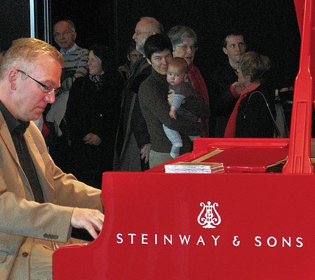 Off-Stage mit rotem Flgel: Jazzpianist Thilo Wagner  im Foyer des KKL   | Foto: rudiger