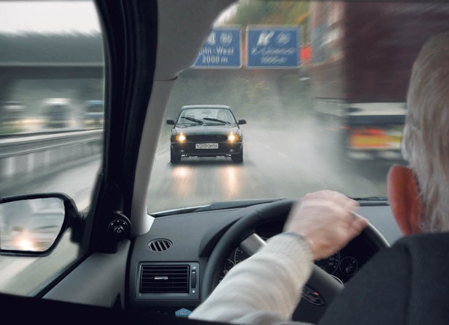 Und pltzlich kommt ein Wagen entgegen: Eine Horrorvision fr viele Autofahrer.  | Foto: Allianz Versicherung/GP