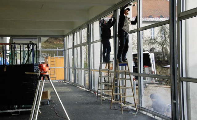 Die Rahmen fr die Fenster der Leichta...wurden bereits diese Woche eingebaut.   | Foto: Martin Wunderle