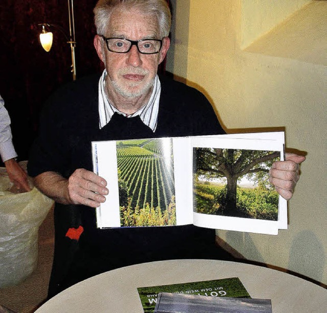 Rolf Frei mit seinem Bildband ber Gottenheim   | Foto: mario schneberg