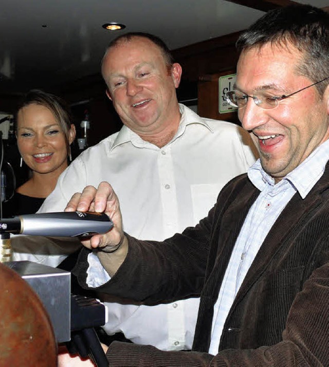 Viel Glck mit dem Irish Pub  &#8222;S... bei  der Erffnung, gestern Freitag.   | Foto: Ute Aschendorf