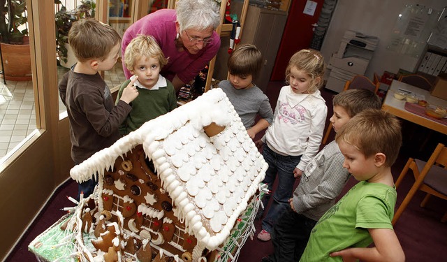 Mechthild Steinigen staunt mit den Kle...n der Kindertagessttte Am Schierain.  | Foto: christoph breithaupt