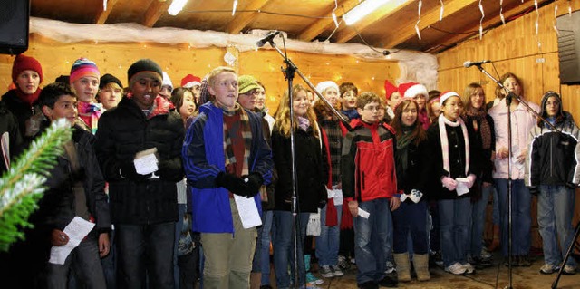 Die Schler der Black Forest Academy u...r des &#8222;Weihnachtsdorfes&#8220;.   | Foto: Raab